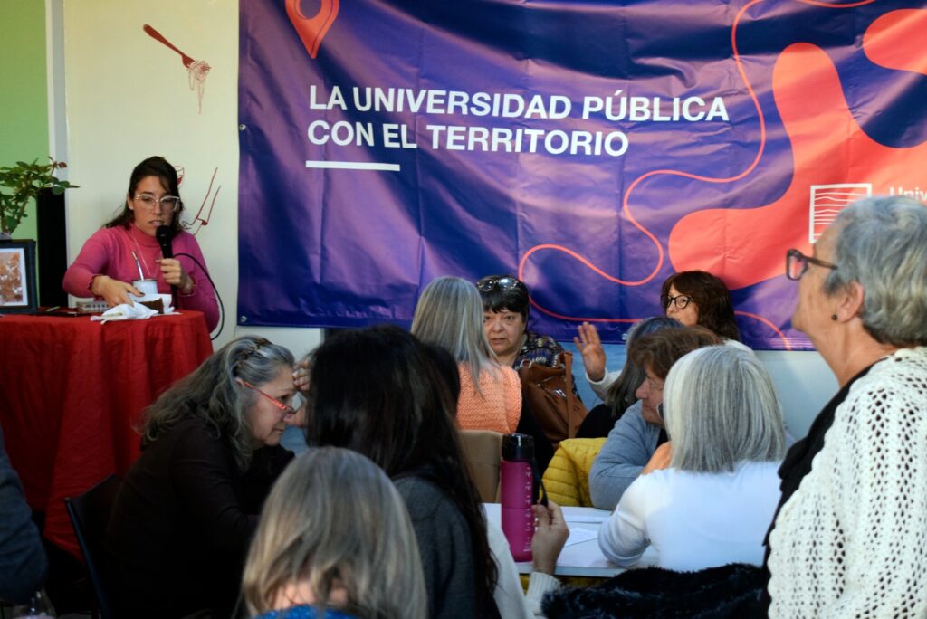 El pasado viernes 4 de septiembre, el campus de la Universidad Nacional de los Comechingones recibió a más de 60 adultos mayores, vecinas y vecinos de la comunidad que participaron de una jornada recreativa centrada en el juego como espacio de encuentro. Se trató de una actividad lúdica libre de violencias y apuestas.